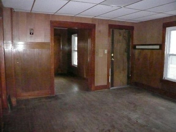 3rd image of 221 S Hubbard St