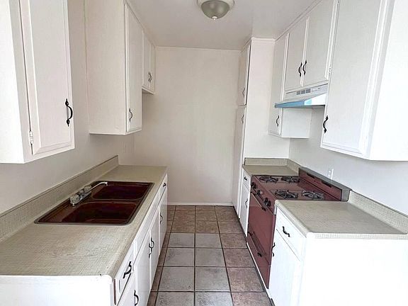 4th image of 889 N Laurel Ave APT M