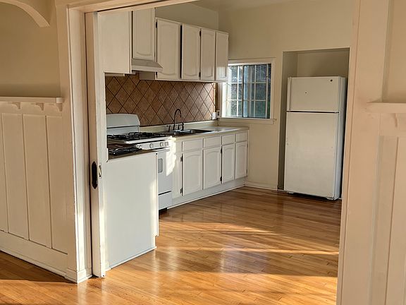 5th image of 170 Douglas St
