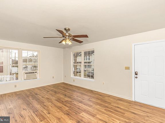 4th image of 117 Penn St