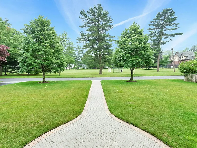11 Plandome Dr — Photo 4