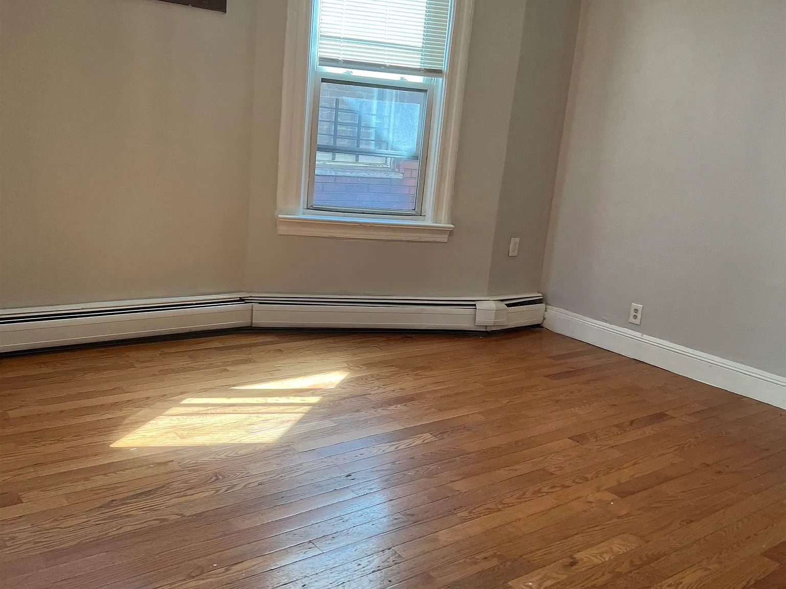 4 bed, 1.0 bath, 1308 sqft, $2,600 — Photo 3