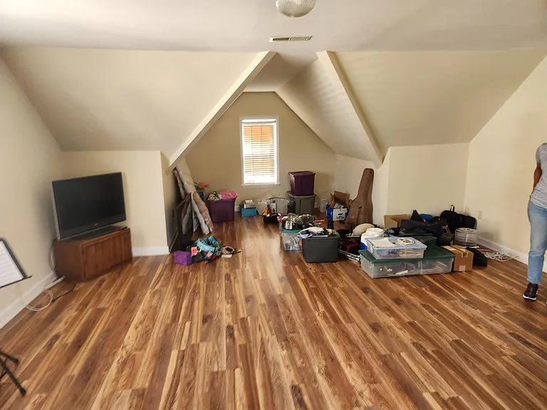 This spacious bonus room above the 2 car garage can be used as either an entertainment area or a bedroom, offering plenty of flexibility to suit your needs.