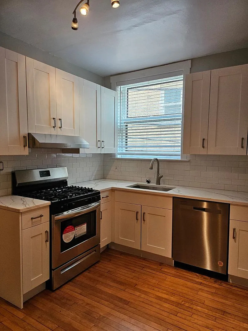 Sunny & Spacious Deluxe Edgewater One Bedroom Apartment - Cats Welcome! — Photo 2