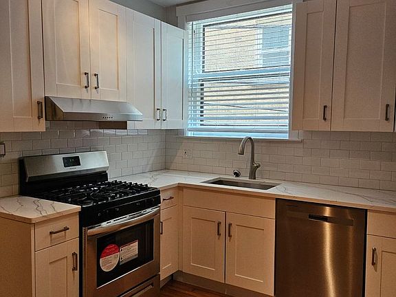 2nd image of 1605 W Thome Ave #2