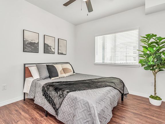 5th image of 1124 W Avenue O