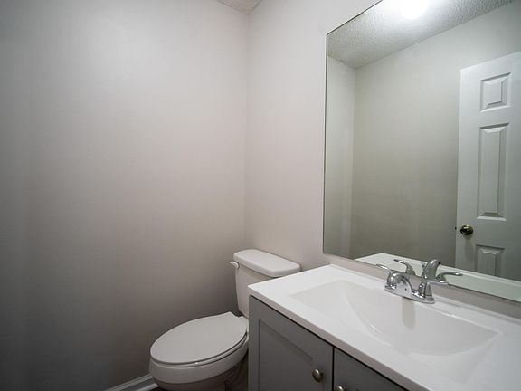 3rd image of 814 E Oxford Ln