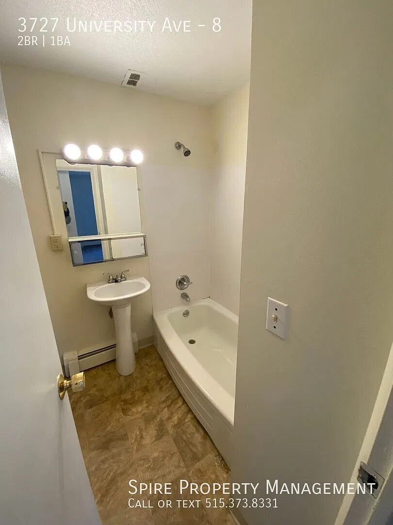Lovely 2 bed/1 bath unit with a patio just minutes from Drake! $99 Deposit Special! — Photo 4