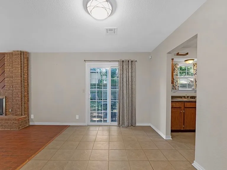 1108 W Fredericksburg St — Photo 9
