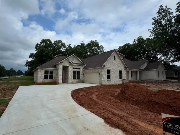 1 Pleasant Oaks Dr, Perry, GA 31069