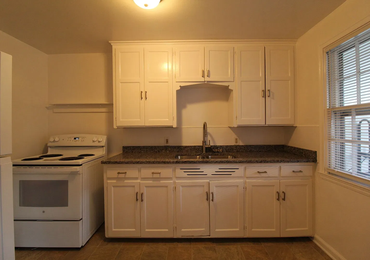 1 Bedroom 1 Bath Duplex in Navy Hill Area in Olathe — Photo 4