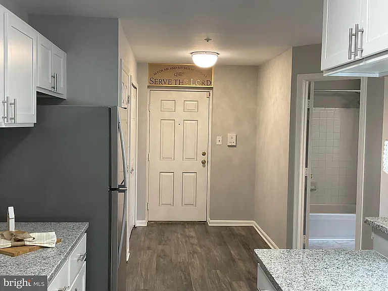 9808 Lake Pointe Ct #301 — Photo 7