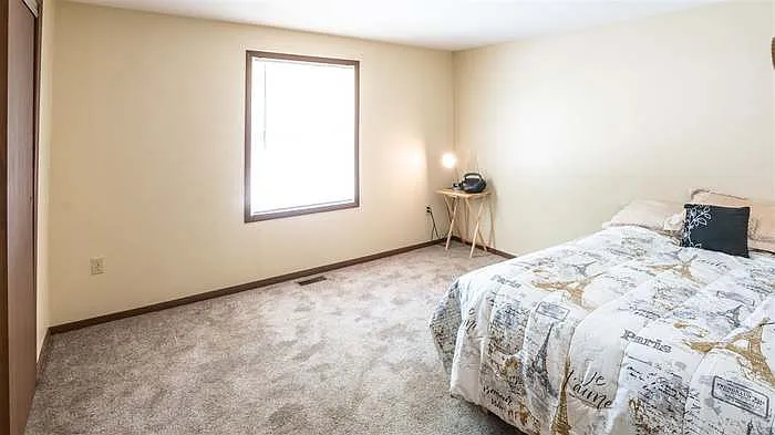 3 bed, 1240 sqft, $2,400 — Photo 4