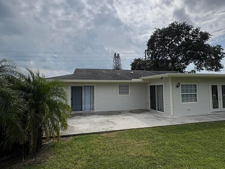285 NE Floresta Dr — Photo 3