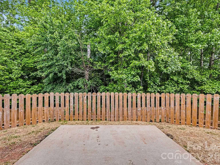 6056 Shamrock Green Dr — Photo 22