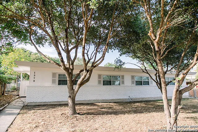 2 bed, 1.0 bath, 1064 sqft, $1,425 — Photo 2