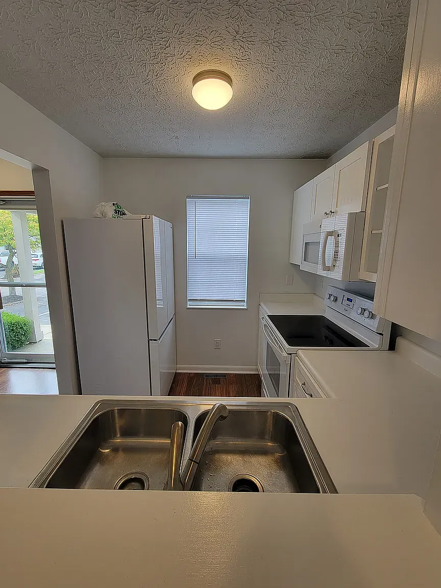 2 bed, 896 sqft, $1,350 — Photo 4