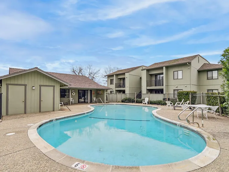 Sequoia Apartments 3 MONTHS FREE RENT on 3 and 4 bedroom townhomes — Photo 36