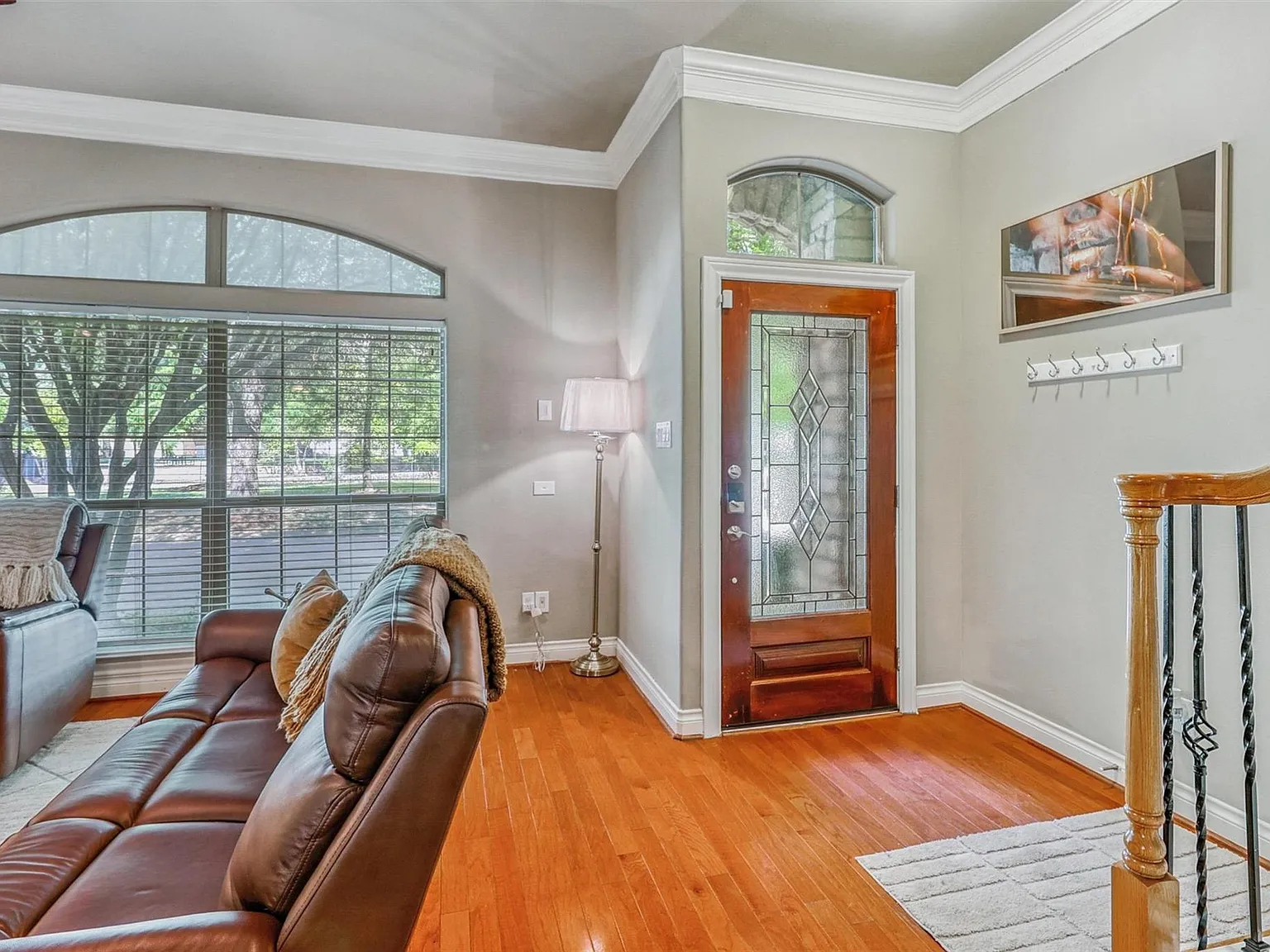 3 bed, 2.5 bath, 2359 sqft, $4,000 — Photo 3