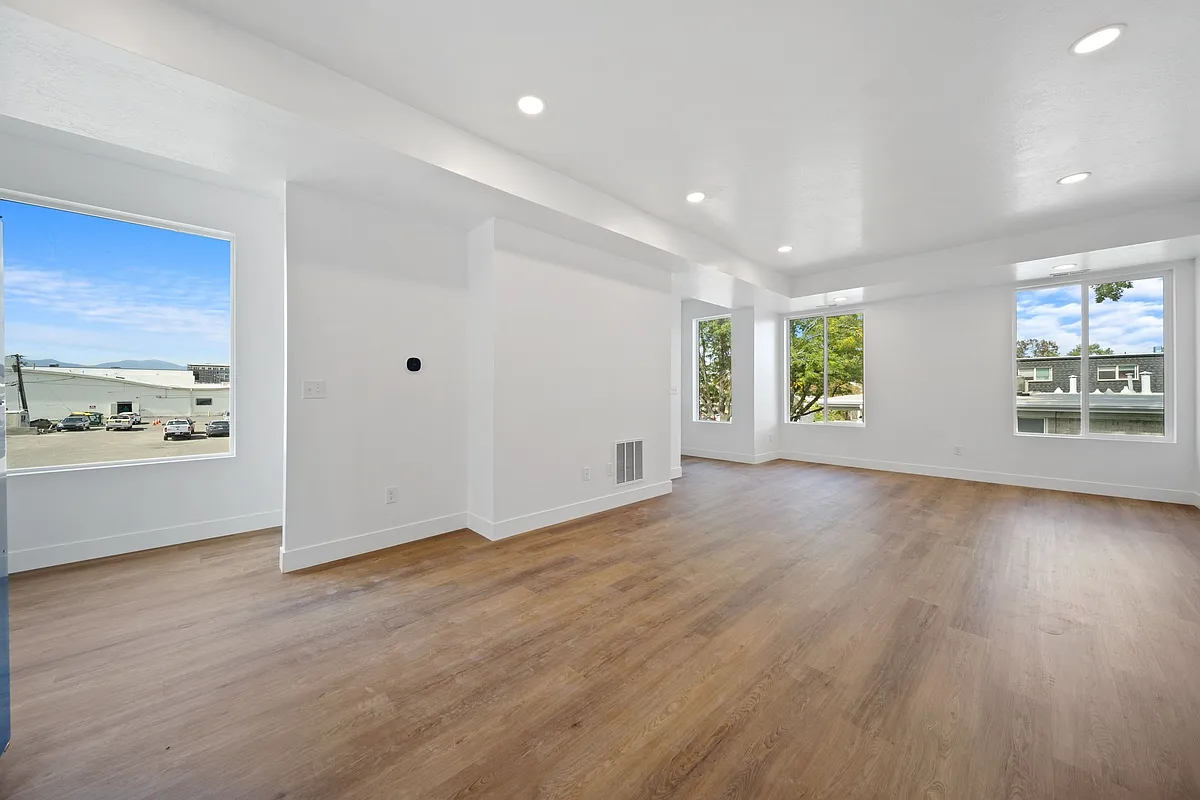 4429 S Fairbourne Ave — Photo 3
