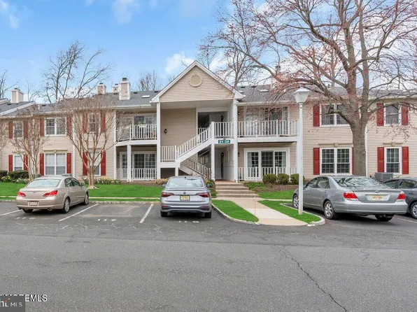 28 Sun Beau Ct, Tinton Falls, NJ 07724