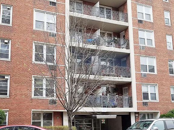 5th image of 14430 Sanford Ave APT 3H