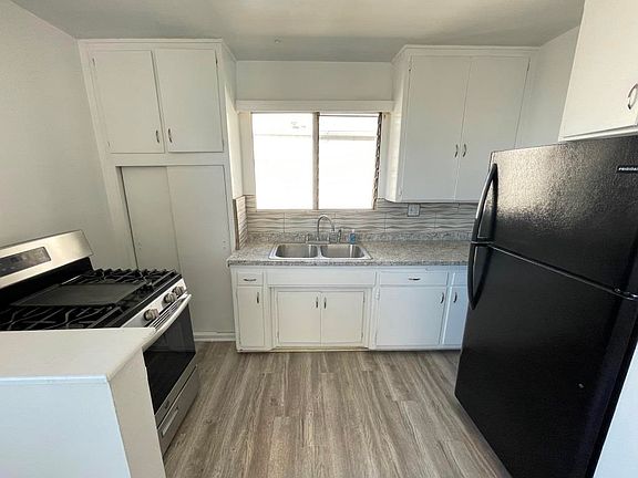 4th image of 555 N Ardmore Ave