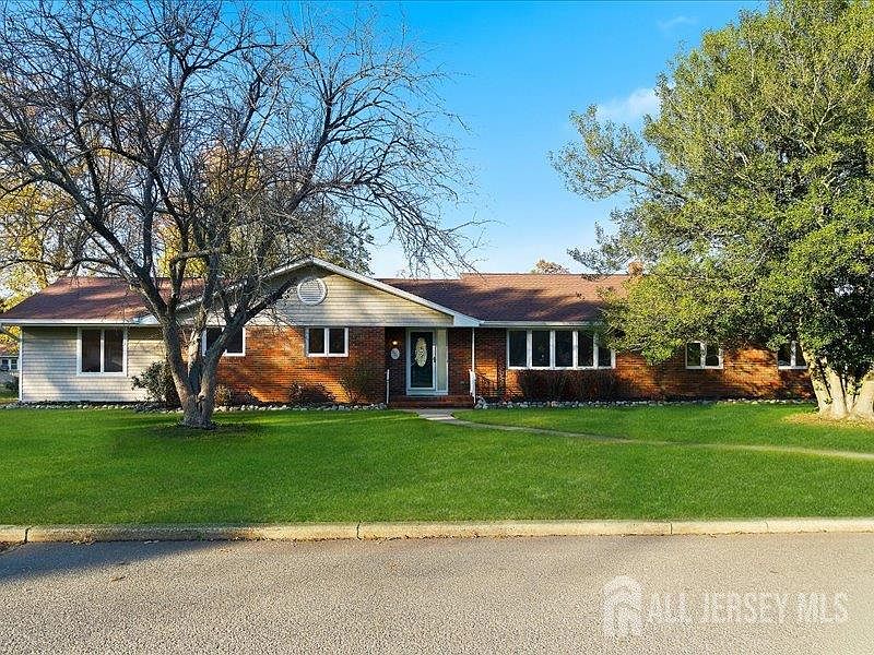 1st image of 551 Rosewood Dr