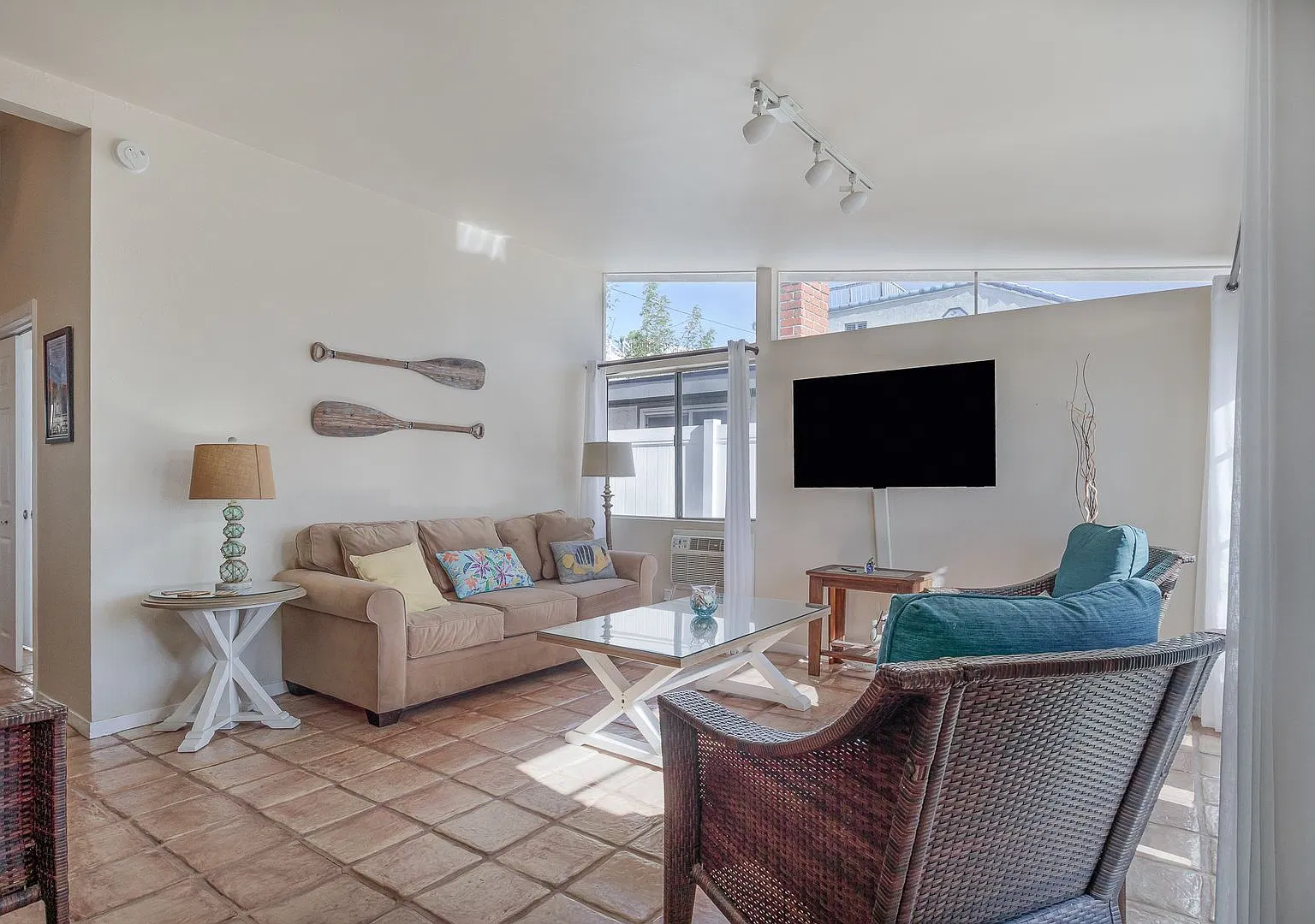 207 Rossmore- MFR — Photo 2