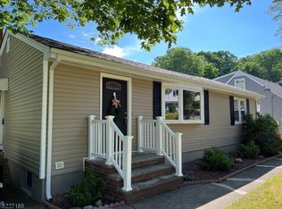 17 Manito Ave, Oakland, NJ 07436