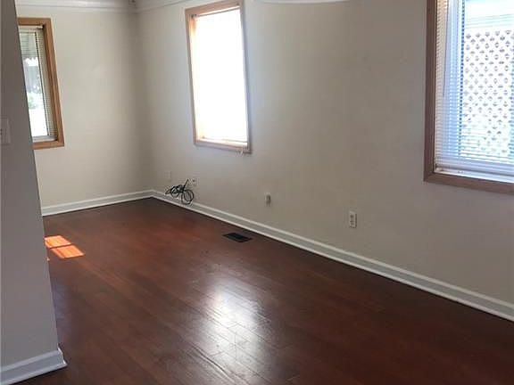 3rd image of 219 Castlewood Ave