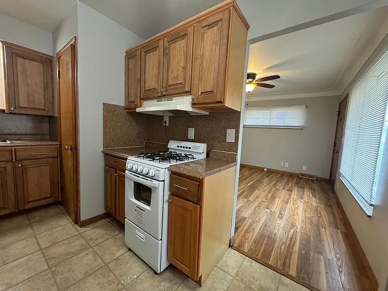 Updated 1BR Apartment Shared Laundry, Cats OK $750/mo — Photo 16