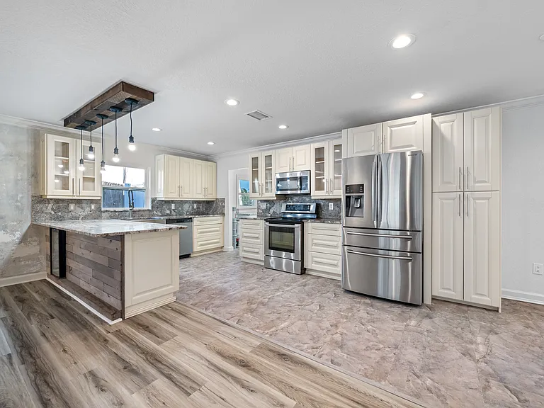16324 Bonneville Dr — Photo 7