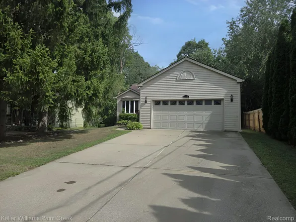 729 Cedarlawn Rd, Waterford, MI 48328
