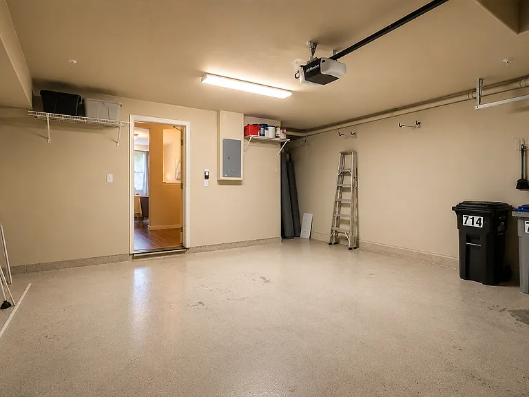714 N Capitol Ave — Photo 17