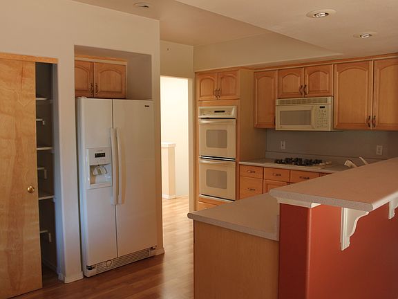 Open Kitchen w/bar & pantry