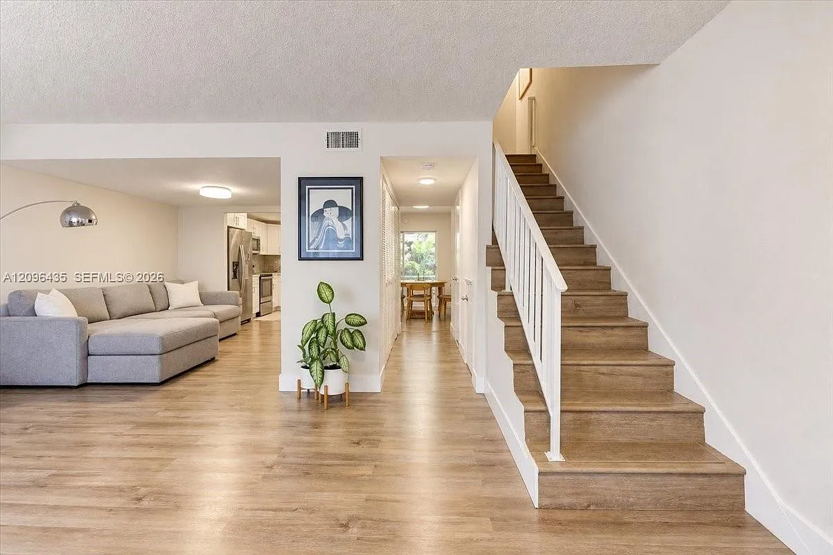 3 bed, 2.5 bath, 1420 sqft, $3,200 — Photo 1