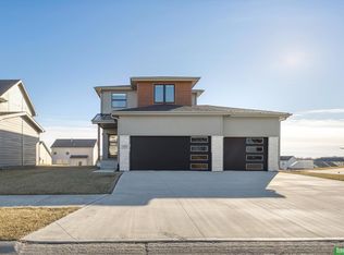 17605 Potter St, Bennington, NE 68007