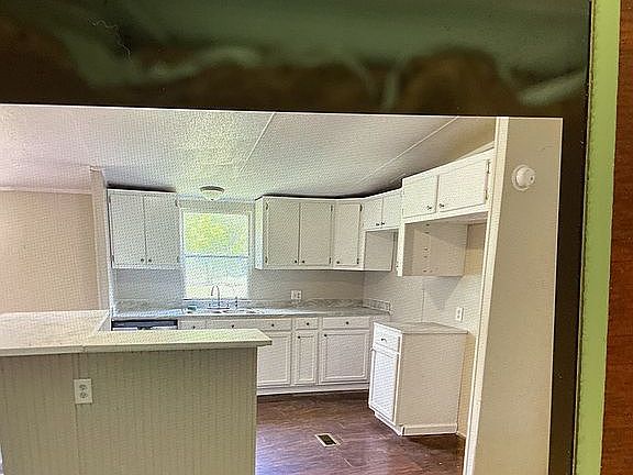 5th image of 312 Mount Creek Rd