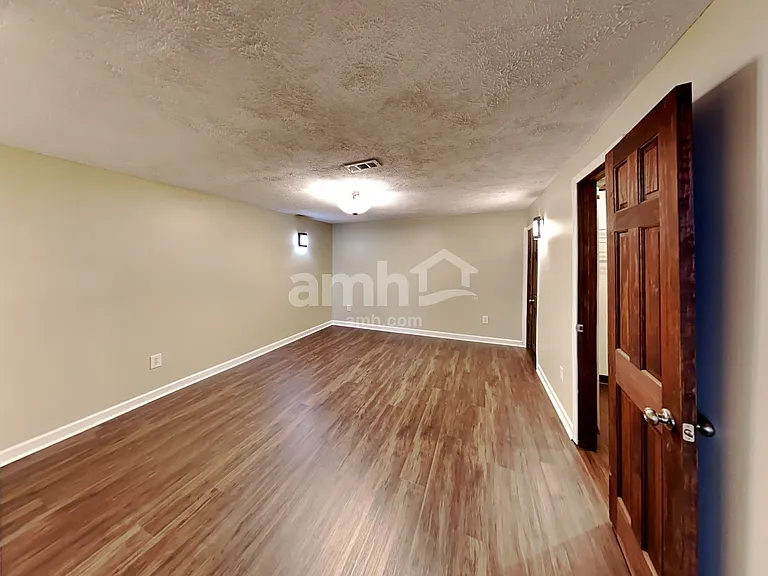5469 Boucher Dr — Photo 17