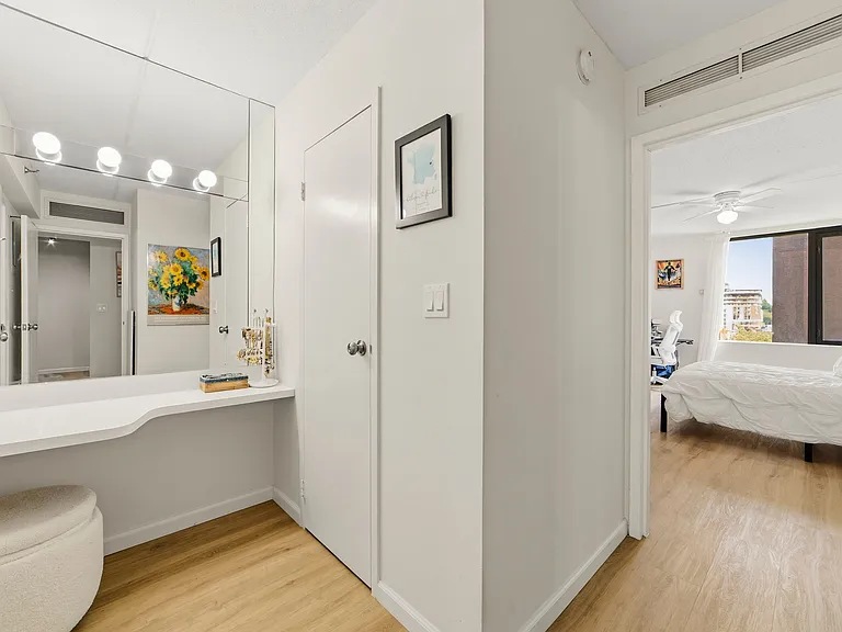 4 Martine Ave #707 — Photo 28