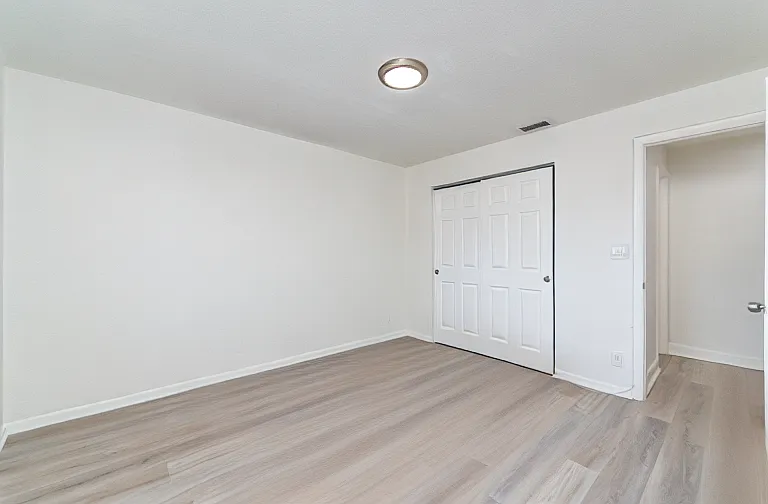 1100 NE 18th St #4 — Photo 8