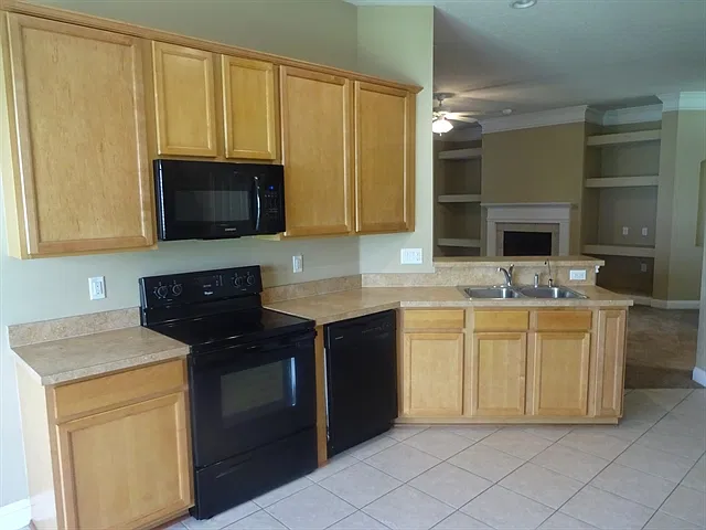 5 bed, 3.0 bath, 2409 sqft, $2,400 — Photo 2
