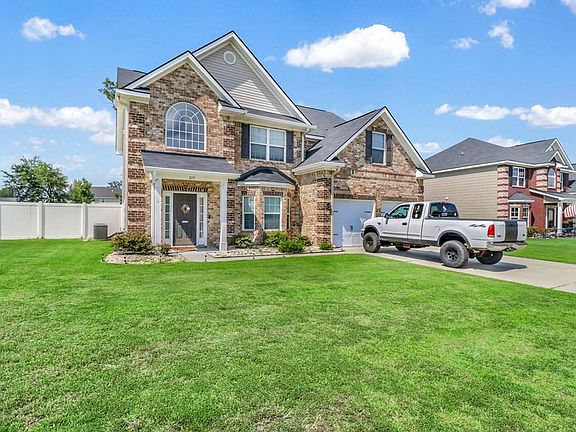 3rd image of 615 Red Oak Ln