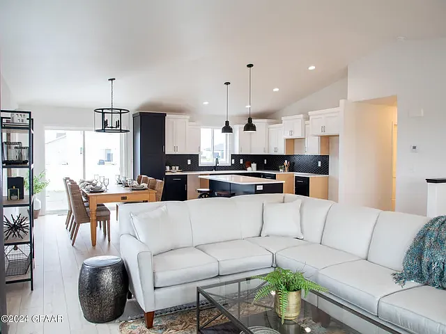 372 Wren Dr — Photo 4
