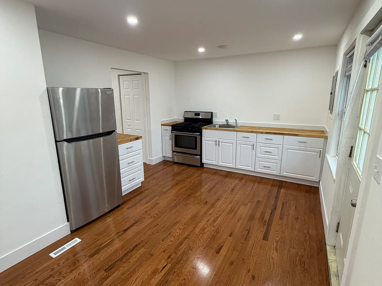 2 bed, 750 sqft, $1,800 — Photo 2