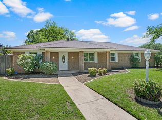 2 Lincolnshire Cir, Bedford, TX 76021