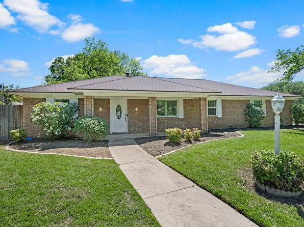 2 Lincolnshire Cir, Bedford, TX 76021
