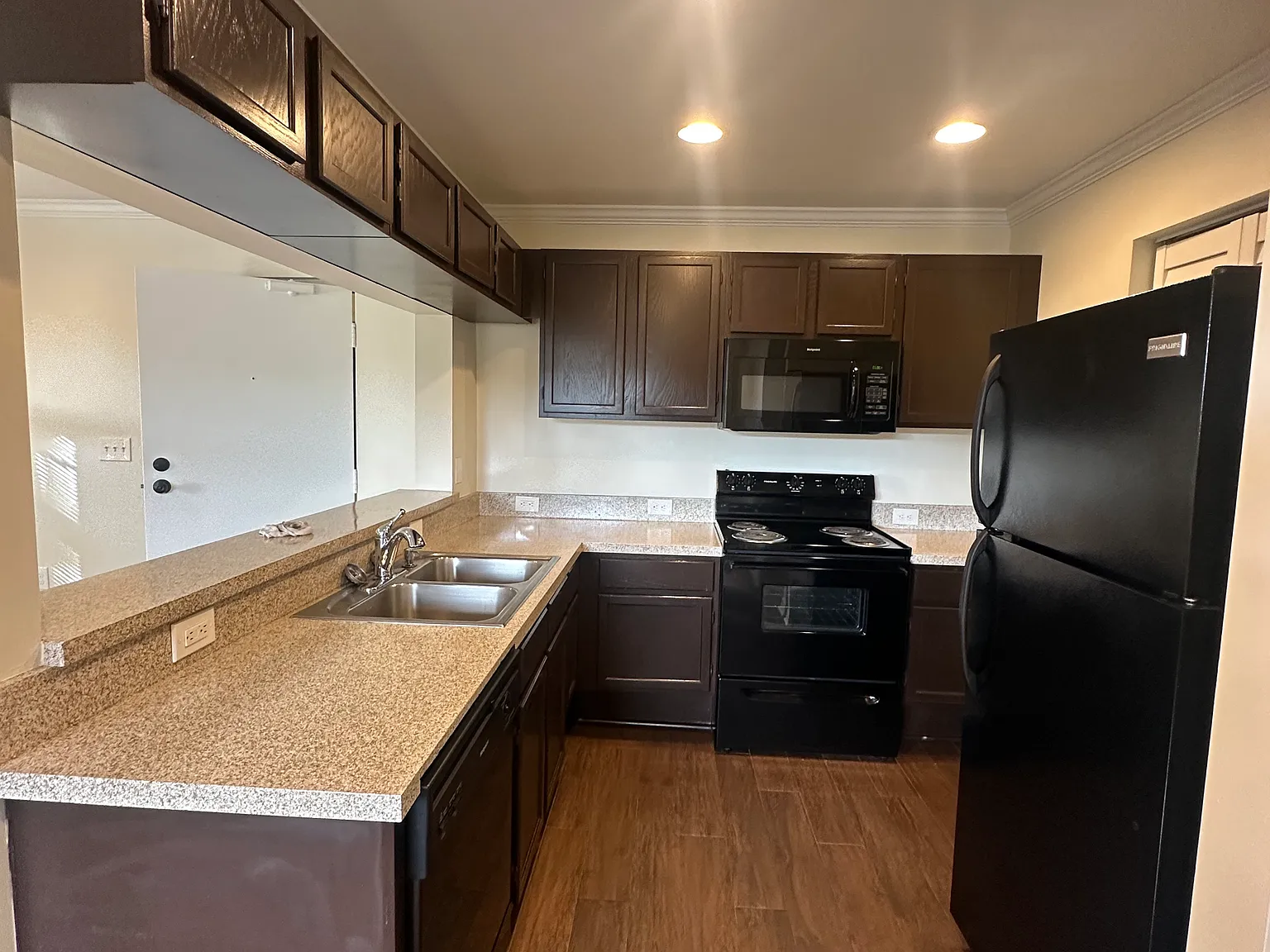 325 Danube Ave — Photo 1