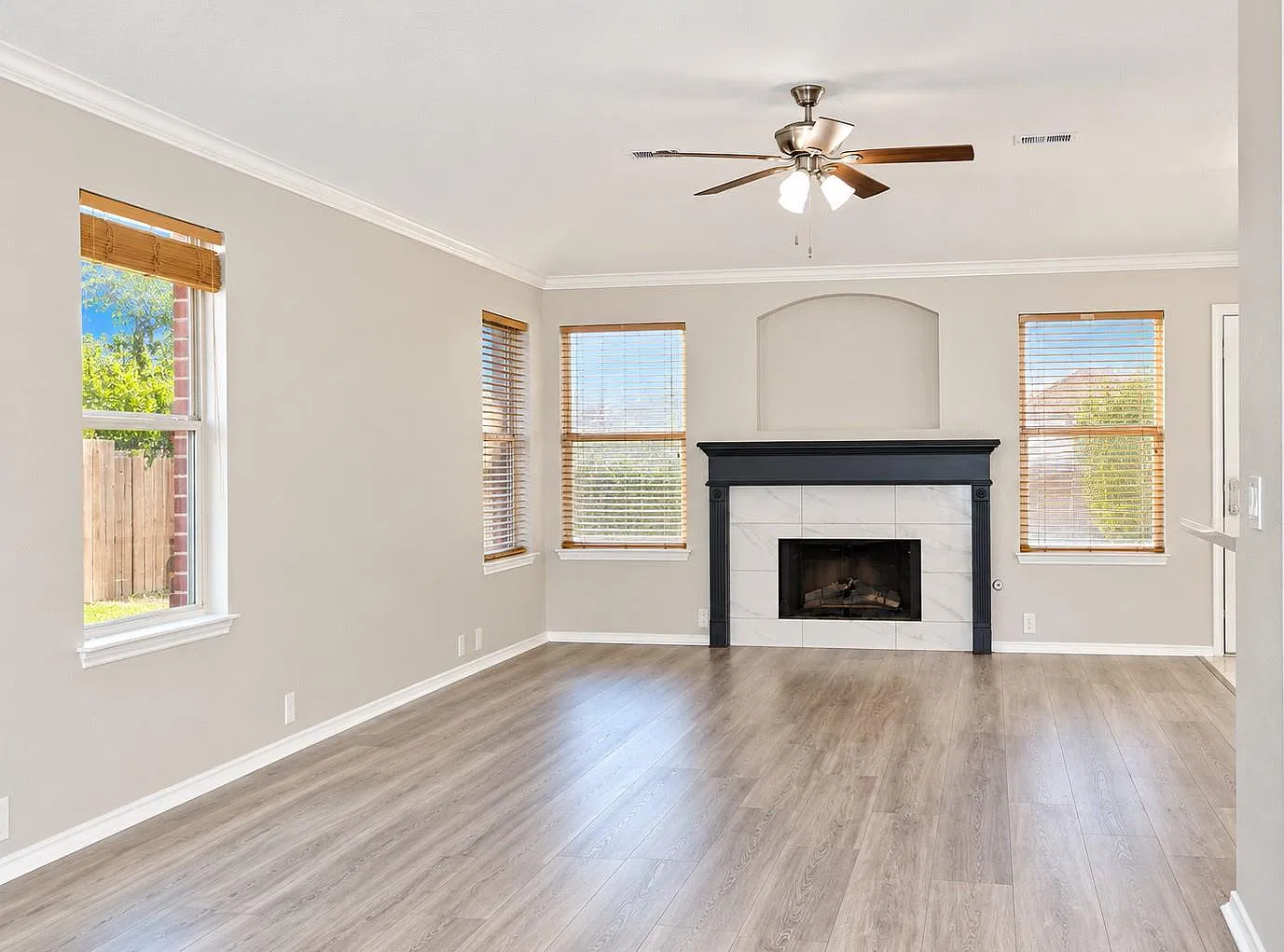 4 bed, 2.0 bath, 1601 sqft, $1,900 — Photo 3